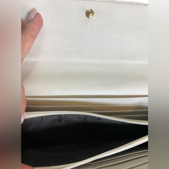 Gucci GG Supreme Continental Wallet in white, tan and red & green bow - Picture 9 of 11